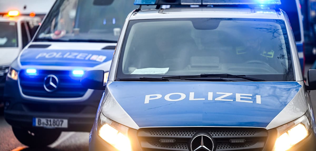 Stich in den Nacken – Mann an Neuköllner Bushaltestelle mit Messer schwer verletzt