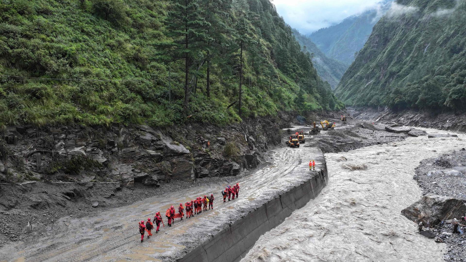 Sturzflutgefahr: Suche nach Überlebenden in Nepal und Tibet unterbrochen