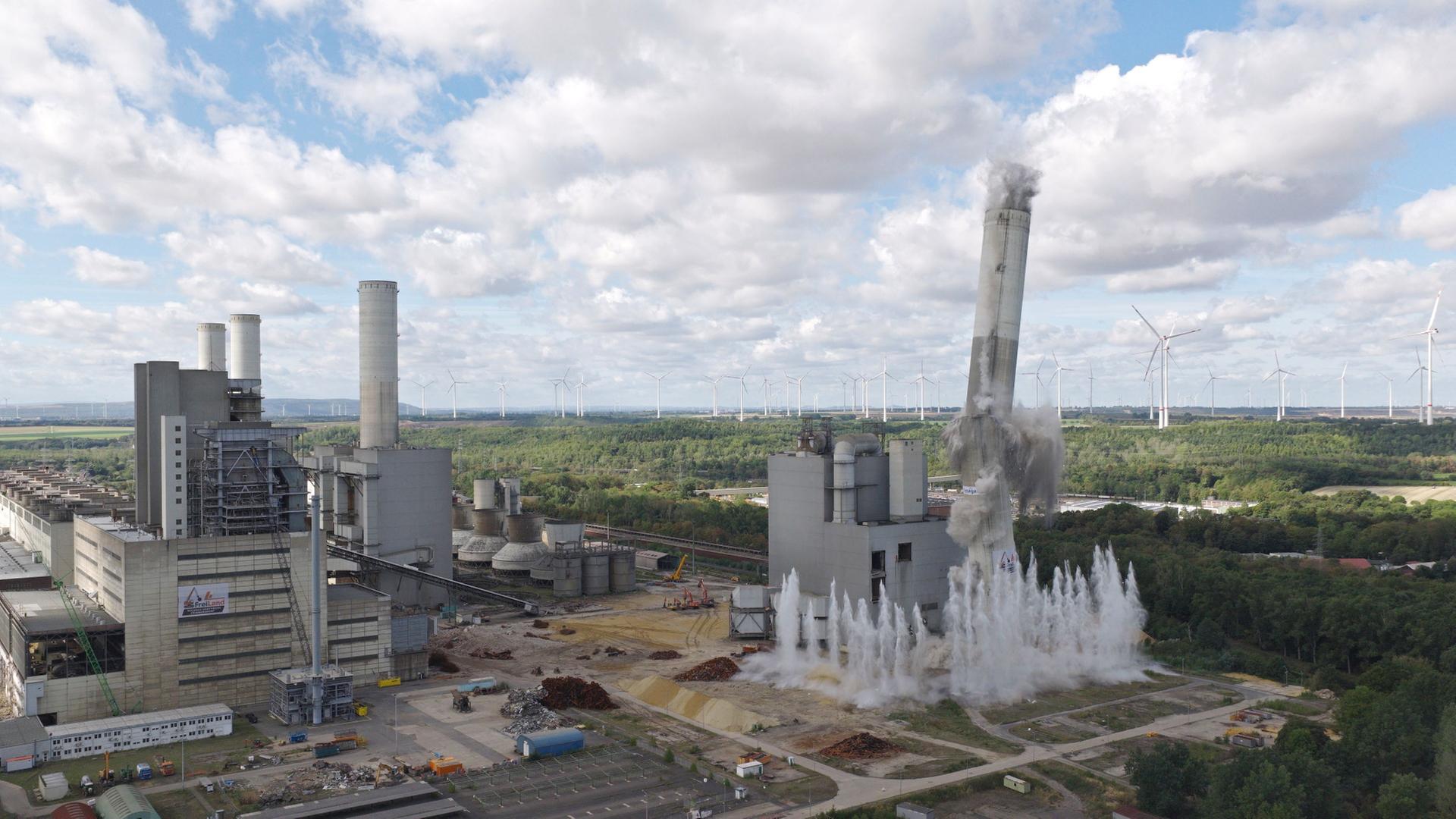 RWE sprengt Schornstein des ehemaligen Kohlekraftwerks Frimmersdorf