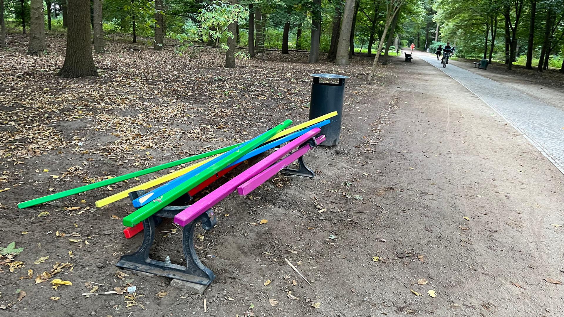 Regenbogen-Bank im Berliner Tiergarten nach Anschlag zerstört