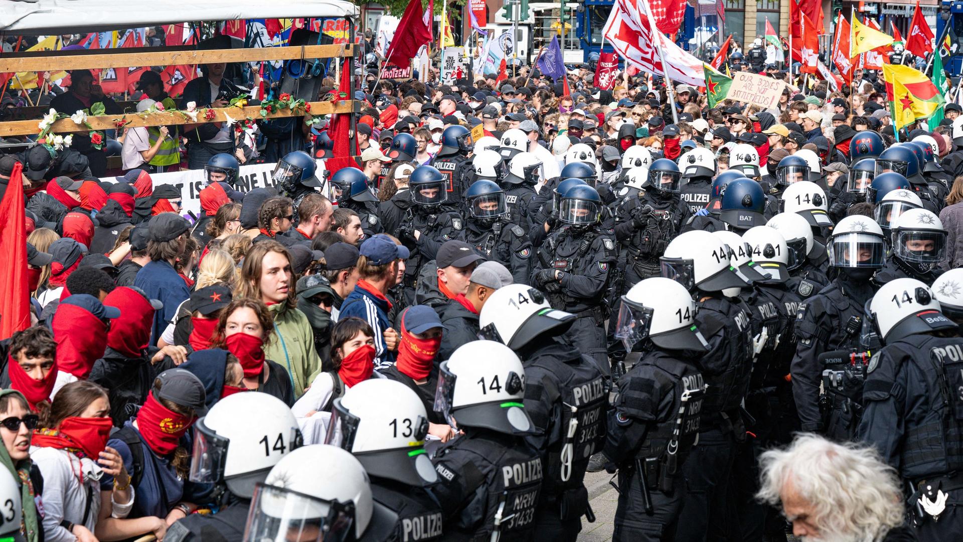 Polizisten bei Anti-Rüstungs-Demo in Köln mit Metallkugeln beschossen