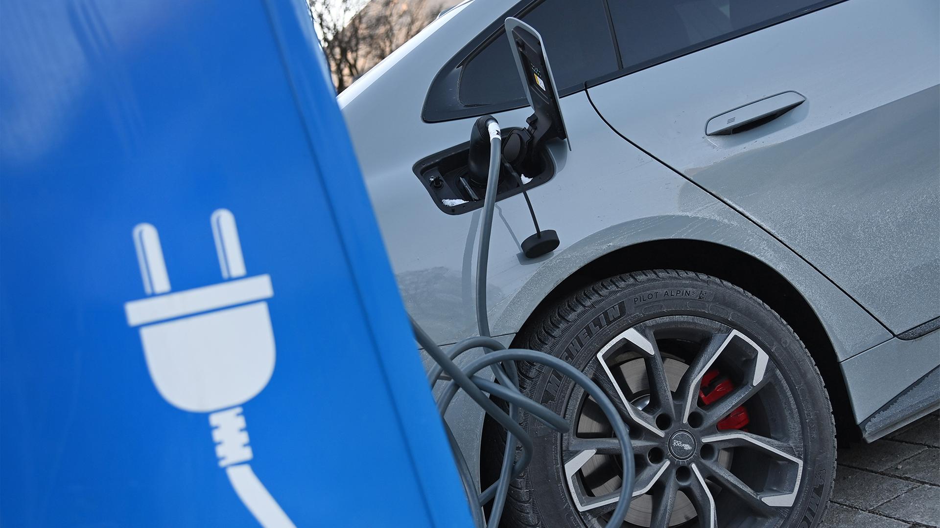 Elektromobilität: Baut Deutschland die falschen Ladesäulen?