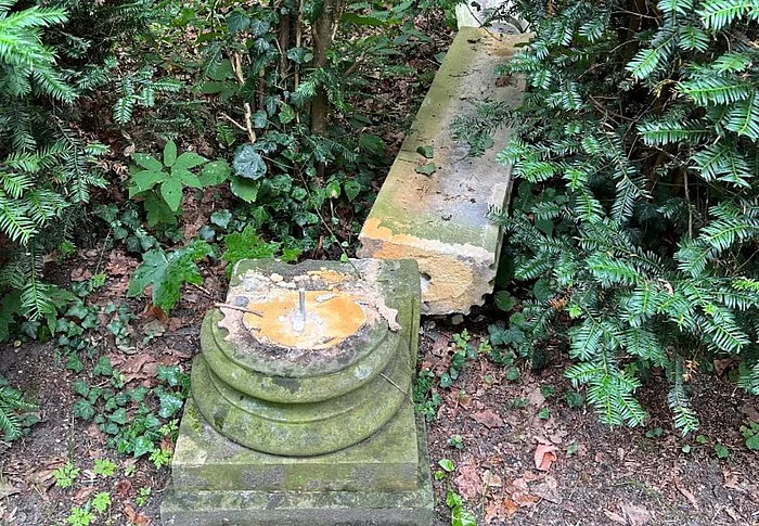 Schaden an historischen Säulen im Garten von Schloss Blankensee